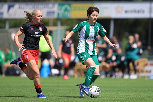 Mei Shimada (SV Werder Bremen, 8) am Ball, Einzelbild, Ganzkörper, Aktion, Action, Spielszene, 19.07.2026, Deurningen (Niederlande), Fussball, Testspiel Frauen, FC Twente Enschede - SV Werder Bremen *** Mei Shimada, SV Werder Bremen, No. 8 with the ball, single frame, full-body shot, action, game scene, July 19, 2026, Deurningen, Netherlands, soccer, women s friendly match, FC Twente Enschede vs. SV Werder Bremen xobx