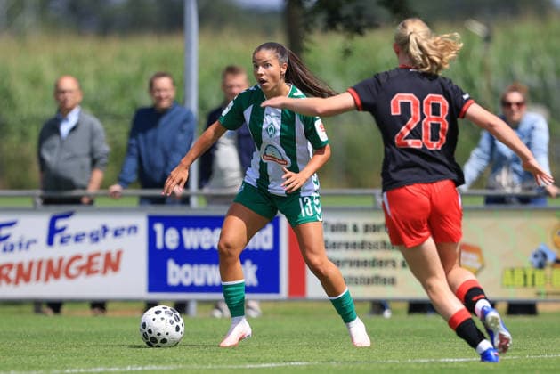 Luna Vanzeir (SV Werder Bremen, 13) am Ball, Einzelbild, Ganzkörper, Aktion, Action, Spielszene, 19.07.2026, Deurningen (Niederlande), Fussball, Testspiel Frauen, FC Twente Enschede - SV Werder Bremen *** Luna Vanzeir, SV Werder Bremen, No. 13 with the ball, single frame, full body, action, game scene, July 19, 2026, Deurningen, Netherlands, soccer, women s friendly, FC Twente Enschede vs. SV Werder Bremen xobx