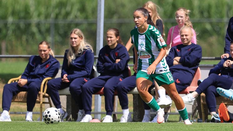 Luna Vanzeir (SV Werder Bremen, 13) am Ball, Einzelbild, Ganzkörper, Aktion, Action, Spielszene, 19.07.2026, Deurningen (Niederlande), Fussball, Testspiel Frauen, FC Twente Enschede - SV Werder Bremen *** Luna Vanzeir, SV Werder Bremen, No. 13 with the ball, single frame, full body, action, game scene, July 19, 2026, Deurningen, Netherlands, soccer, women s friendly, FC Twente Enschede vs. SV Werder Bremen xobx