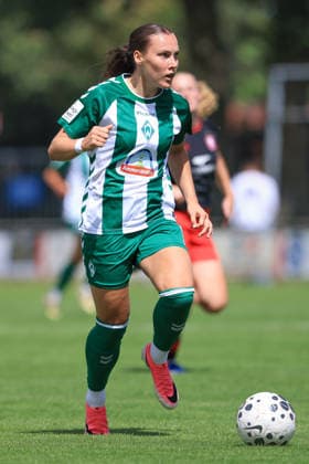 Felicia Sträßer (SV Werder Bremen, 19) am Ball, Einzelbild, Ganzkörper, Aktion, Action, Spielszene, 19.07.2026, Deurningen (Niederlande), Fussball, Testspiel Frauen, FC Twente Enschede - SV Werder Bremen *** Felicia Sträßer, SV Werder Bremen, 19 with the ball, single frame, full body, action, game scene, July 19, 2026, Deurningen, Netherlands, soccer, women s friendly, FC Twente Enschede vs. SV Werder Bremen xobx