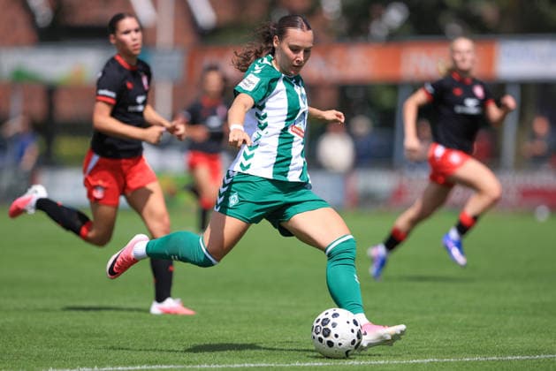 Felicia Sträßer (SV Werder Bremen, 19) am Ball, Einzelbild, Ganzkörper, Aktion, Action, Spielszene, 19.07.2026, Deurningen (Niederlande), Fussball, Testspiel Frauen, FC Twente Enschede - SV Werder Bremen *** Felicia Sträßer, SV Werder Bremen, 19 with the ball, single frame, full body, action, game scene, July 19, 2026, Deurningen, Netherlands, soccer, women s friendly, FC Twente Enschede vs. SV Werder Bremen xobx