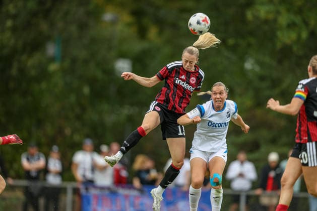 GER, Frankfurt, Eintracht Frankfurt vs SC Sand, Vorbereitung, Fussball, DFB, Spielzeit 2026 2027, Sportanlage Goldstein, Testspiel im Bild v.l.: Amanda Ilestedt (Eintracht Frankfurt Frauen 13), Charlotte Blümel (SC Sand Frauen 14), Kopfball, Zweikampf DFB DFL REGULATIONS PROHIBIT ANY USE OF PHOTOGRAPHS AS IMAGE SEQUENCES AND OR QUASI-VIDEO, 19.07.2026 *** GER, Frankfurt, Eintracht Frankfurt vs. SC Sand, Preseason, Soccer, DFB, 2026–2027 Season, Goldstein Sports Complex, Friendly Match: Pictured from left: Amanda Ilestedt, Eintracht Frankfurt Women’s U-13, Charlotte Blümel, SC Sand Women’s Team 14, header, tackle. DFB and DFL regulations prohibit any use of photographs as image sequences and or quasi-video. July 19, 2026 Copyright: HMBxMedia HendrikxHamelau