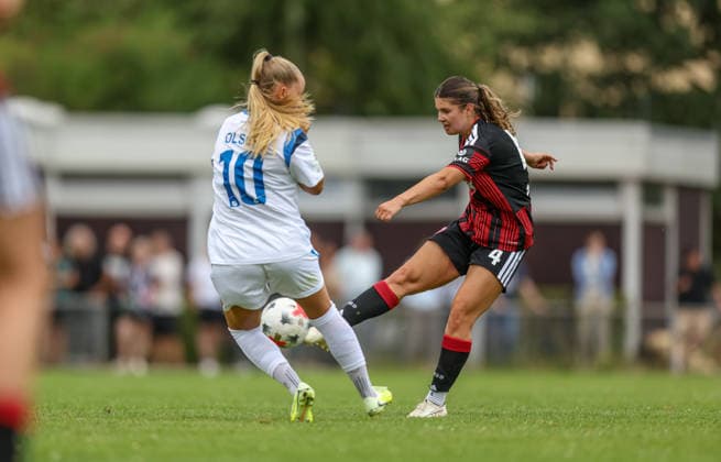 GER, Frankfurt, Eintracht Frankfurt vs SC Sand, Vorbereitung, Fussball, DFB, Spielzeit 2026 2027, Sportanlage Goldstein, Testspiel im Bild v.l.: Maria Agerholm Olsen (SC Sand Frauen 10), Noemi Ivelj (Eintracht Frankfurt Frauen 4) DFB DFL REGULATIONS PROHIBIT ANY USE OF PHOTOGRAPHS AS IMAGE SEQUENCES AND OR QUASI-VIDEO, 19.07.2026 *** GER, Frankfurt, Eintracht Frankfurt vs. SC Sand, Preseason, Soccer, DFB, 2026–2027 Season, Goldstein Sports Complex, Friendly Match: Pictured from left, Maria Agerholm Olsen, SC Sand Women’s Team 10, Noemi Ivelj, Eintracht Frankfurt Women’s Team 4. DFB and DFL regulations prohibit any use of photographs as image sequences and or quasi-video. July 19, 2026 Copyright: HMBxMedia HendrikxHamelau
