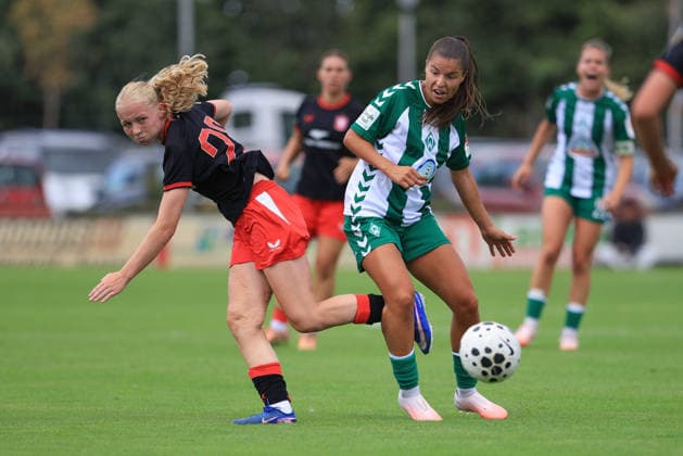 Luna Vanzeir (SV Werder Bremen, 13) im Zweikampf, Duell, Dynamik, Aktion, Action, Spielszene, 19.07.2026, Deurningen (Niederlande), Fussball, Testspiel Frauen, FC Twente Enschede - SV Werder Bremen *** Luna Vanzeir, SV Werder Bremen, No. 13 in a tackle, duel, dynamic play, action, game scene, July 19, 2026, Deurningen, Netherlands, soccer, women s friendly, FC Twente Enschede vs. SV Werder Bremen xobx