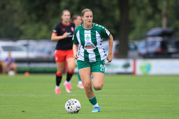Sarah Gutmann (SV Werder Bremen, 27) am Ball, Einzelbild, Ganzkörper, Aktion, Action, Spielszene, 19.07.2026, Deurningen (Niederlande), Fussball, Testspiel Frauen, FC Twente Enschede - SV Werder Bremen *** Sarah Gutmann, SV Werder Bremen, 27 with the ball, single frame, full body, action, game scene, July 19, 2026, Deurningen, Netherlands, soccer, women s friendly match, FC Twente Enschede vs. SV Werder Bremen xobx