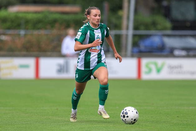 Chiara D Angelo (SV Werder Bremen, 2) am Ball, Freisteller, Einzelbild, Ganzkörper, Aktion, Action, Spielszene, 19.07.2026, Deurningen (Niederlande), Fussball, Testspiel Frauen, FC Twente Enschede - SV Werder Bremen *** Chiara D Angelo, SV Werder Bremen, No. 2 on the ball, isolated shot, single frame, full body, action, game scene, July 19, 2026, Deurningen, Netherlands, soccer, women s friendly match, FC Twente Enschede vs. SV Werder Bremen xobx