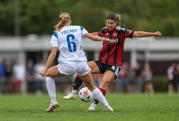 Sport Themen der Woche KW29 Sport Bilder des Tages GER, Frankfurt, Eintracht Frankfurt vs SC Sand, Vorbereitung, Fussball, DFB, Spielzeit 2026 2027, Sportanlage Goldstein, Testspiel im Bild v.l.: Milena Fischer (SC Sand Frauen 6), Noemi Ivelj (Eintracht Frankfurt Frauen 4) DFB DFL REGULATIONS PROHIBIT ANY USE OF PHOTOGRAPHS AS IMAGE SEQUENCES AND OR QUASI-VIDEO, 19.07.2026 *** GER, Frankfurt, Eintracht Frankfurt vs. SC Sand, Preseason, Soccer, DFB, 2026–2027 Season, Goldstein Sports Complex, Friendly Match (Pictured, from left: Milena Fischer, SC Sand Women’s Team 6), Noemi Ivelj, Eintracht Frankfurt Women’s Team 4. DFB and DFL regulations prohibit any use of photographs as image sequences and or quasi-video. July 19, 2026 Copyright: HMBxMedia HendrikxHamelau
