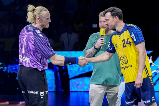 v.li.: Mikael Appelgren (Torwart, Team Apfel, 1) und Patrick Groetzki (Team Johnny, 24) bei der Begrüßung vor dem Spiel, Aktion, Action, Spielszene, 19.07.2026, Mannheim (Deutschland), Handball, The Final Roar, Team Johnny - Team Apfel *** From left: Mikael Appelgren, goalkeeper, Team Apfel, 1, and Patrick Groetzki, Team Johnny, 24, during the pre-game greeting; action; game scene; July 19, 2026; Mannheim, Germany; handball; The Final Roar; Team Johnny vs. Team Apfel xozx