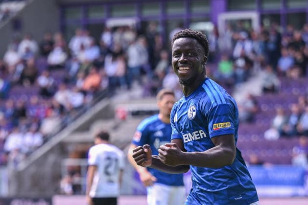 19.07.2026, Fussball, , Saison 2025 2026, Testspiel, FC Erzgebirge Aue - FC Schalke 04, Christian Gomis (FC Schalke 04) freut sich über das Tor zum 3:0, Lucar Vozar (FC Schalke 04) xRHR-FOTO YYx *** July 19, 2026, Soccer, , 2025–2026 season, Friendly match, FC Erzgebirge Aue vs. FC Schalke 04, Christian Gomis celebrates FC Schalke 04’s 3–0 goal, Lucar Vozar, FC Schalke 04 xRHR PHOTO YYx Copyright: KROEGER RHR-FOTOx RHR-FOTO YY