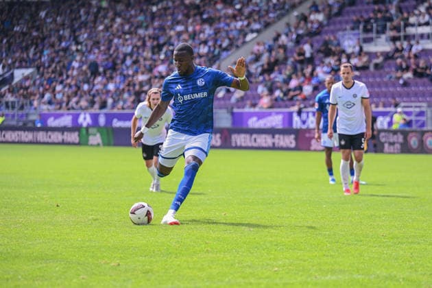 19.07.2026, Fussball, , Saison 2025 2026, Testspiel, FC Erzgebirge Aue - FC Schalke 04, Bryan Lasme (FC Schalke 04) verschießt einen Elfmeter, xRHR-FOTO YYx *** July 19, 2026, Soccer, , 2025–2026 Season, Friendly Match, FC Erzgebirge Aue vs. FC Schalke 04, Bryan Lasme of FC Schalke 04 misses a penalty kick, xRHR PHOTO YYx Copyright: KROEGER RHR-FOTOx RHR-FOTO YY