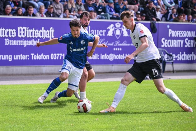 19.07.2026, Fussball, , Saison 2025 2026, Testspiel, FC Erzgebirge Aue - FC Schalke 04, Adrian Gantenbein (FC Schalke 04), Paul Levi Wagner (FC Erzgebirge Aue) xRHR-FOTO YYx *** July 19, 2026, Soccer, , 2025–2026 Season, Friendly Match, FC Erzgebirge Aue vs. FC Schalke 04, Adrian Gantenbein (FC Schalke 04), Paul Levi Wagner (FC Erzgebirge Aue) xRHR PHOTO YYx Copyright: KROEGER RHR-FOTOx RHR-FOTO YY