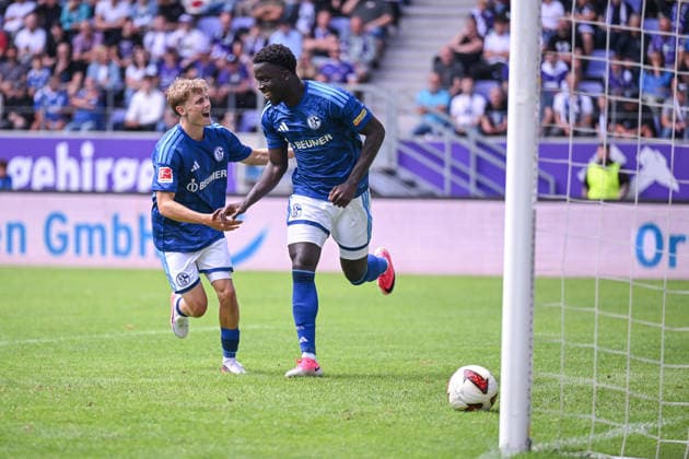 19.07.2026, Fussball, , Saison 2025 2026, Testspiel, FC Erzgebirge Aue - FC Schalke 04, Christian Gomis (FC Schalke 04) freut sich über das Tor zum 3:0, Lucar Vozar (FC Schalke 04) xRHR-FOTO YYx *** July 19, 2026, Soccer, , 2025–2026 season, Friendly match, FC Erzgebirge Aue vs. FC Schalke 04, Christian Gomis celebrates FC Schalke 04’s 3–0 goal, Lucar Vozar, FC Schalke 04 xRHR PHOTO YYx Copyright: KROEGER RHR-FOTOx RHR-FOTO YY