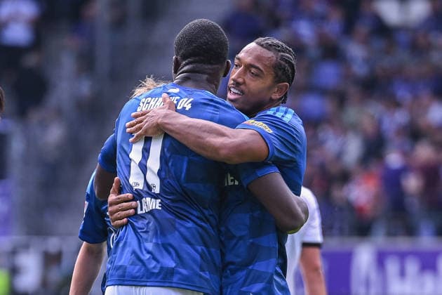 19.07.2026, Fussball, , Saison 2025 2026, Testspiel, FC Erzgebirge Aue - FC Schalke 04, Bryan Lasme (FC Schalke 04) freut sich über das Tor zum 0:4 mit Anton Donkor (FC Schalke 04) xRHR-FOTO YYx *** July 19, 2026, Soccer, , 2025–2026 season, Friendly match, FC Erzgebirge Aue vs. FC Schalke 04, Bryan Lasme of FC Schalke 04 celebrates the goal that made it 0–4, scored by Anton Donkor, FC Schalke 04 xRHR PHOTO YYx Copyright: KROEGER RHR-FOTOx RHR-FOTO YY