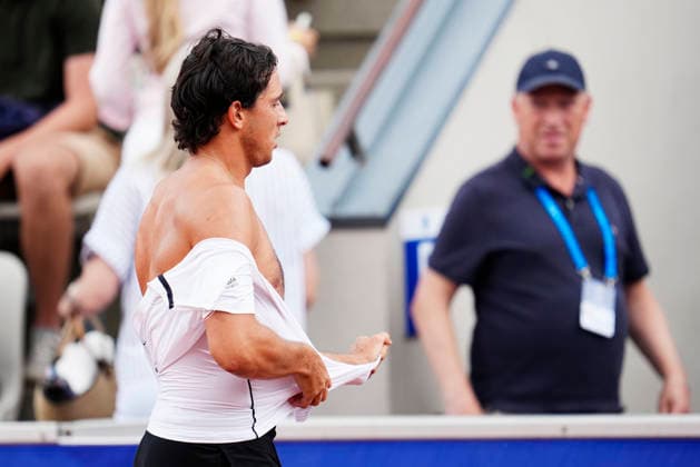 BASTAD, SWEDEN 20260719 Italy s Luciano Darderi tears his t-shirt after losing the first set during the men s singles final tennis match between Russia s Andrey Rublev and Italy s Luciano Darderi at the Nordea Open in Bastad. BASTAD SWEDEN x9200x *** BASTAD, SWEDEN 20260719 Italy s Luciano Darderi tears his T-shirt after losing the first set during the men s singles final tennis match between Russia s Andrey Rublev and Italy s Luciano Darderi at the Nordea Open in Bastad, BASTAD, SWEDEN x9200x  Copyright: xBjörnxLarssonxRosvall TTx TENNIS NORDEA OPEN IN BASTAD