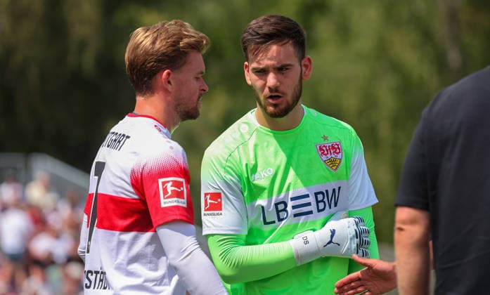 19.07.2026, Deutschland, Balingen, Fußball Bundesliga, Saison 2026 2027, Testspiel, TSG Balingen vs. VfB Stuttgart, v.l. Maximilian Mittelstädt (VfB), Dennis Seimen (VfB) *** July 19, 2026, Germany, Balingen, Bundesliga, 2026–2027 season, Friendly match, TSG Balingen vs. VfB Stuttgart, from left: Maximilian Mittelstädt (VfB), Dennis Seimen (VfB)