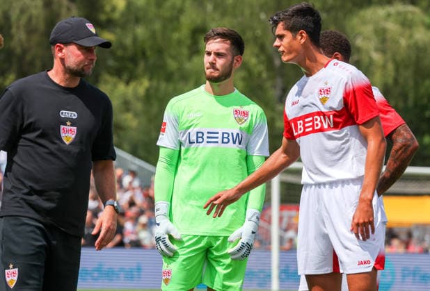 19.07.2026, Deutschland, Balingen, Fußball Bundesliga, Saison 2026 2027, Testspiel, TSG Balingen vs. VfB Stuttgart, v.l. VfB Trainer Sebastian Hoeneß, Dennis Seimen (VfB), Chema (VfB) *** July 19, 2026, Germany, Balingen, Bundesliga, 2026–2027 season, Friendly match, TSG Balingen vs. VfB Stuttgart, from left: VfB coach Sebastian Hoeneß, Dennis Seimen (VfB), Chema (VfB)