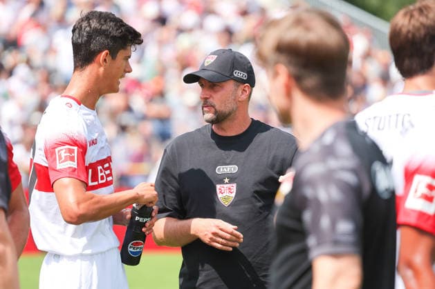 19.07.2026, Deutschland, Balingen, Fußball Bundesliga, Saison 2026 2027, Testspiel, TSG Balingen vs. VfB Stuttgart, v.l. Chema (VfB), VfB Trainer Sebastian Hoeneß, *** July 19, 2026, Germany, Balingen, Bundesliga, 2026–2027 season, Friendly match, TSG Balingen vs. VfB Stuttgart, from left: Chema (VfB), VfB coach Sebastian Hoeneß,
