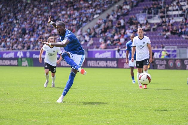 19.07.2026, Fussball, , Saison 2025 2026, Testspiel, FC Erzgebirge Aue - FC Schalke 04, Bryan Lasme (FC Schalke 04) verschießt einen Elfmeter, xRHR-FOTO YYx *** July 19, 2026, Soccer, , 2025–2026 Season, Friendly Match, FC Erzgebirge Aue vs. FC Schalke 04, Bryan Lasme of FC Schalke 04 misses a penalty kick, xRHR PHOTO YYx Copyright: KROEGER RHR-FOTOx RHR-FOTO YY