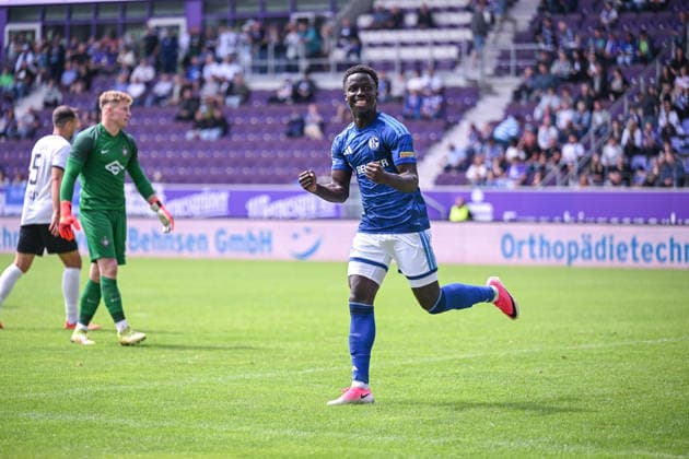 19.07.2026, Fussball, , Saison 2025 2026, Testspiel, FC Erzgebirge Aue - FC Schalke 04, Christian Gomis (FC Schalke 04) freut sich über das Tor zum 3:0, Lucar Vozar (FC Schalke 04) xRHR-FOTO YYx *** July 19, 2026, Soccer, , 2025–2026 season, Friendly match, FC Erzgebirge Aue vs. FC Schalke 04, Christian Gomis celebrates FC Schalke 04’s 3–0 goal, Lucar Vozar, FC Schalke 04 xRHR PHOTO YYx Copyright: KROEGER RHR-FOTOx RHR-FOTO YY