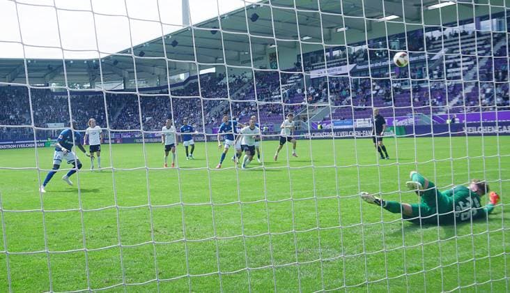 Torhüter Max Uhlig (Aue) pariert den Elfmeter von Bryan Lasme (Schalke, links) Fußball Testspiel FC Erzgebirge Aue - FC Schalke 04 am 19.7.2026 Erzgebirge Aue - Schalke 04 *** Goalkeeper Max Uhlig of Aue saves the penalty kick taken by Bryan Lasme of Schalke; left: Friendly soccer match between FC Erzgebirge Aue and FC Schalke 04 on July 19, 2026; Erzgebirge Aue vs. Schalke 04