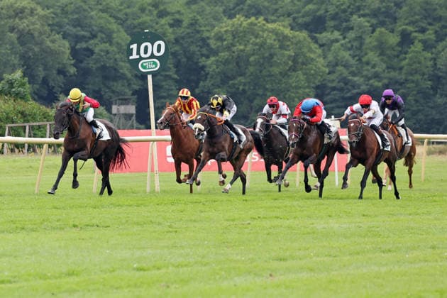19.07.2026, Hoppegarten, Brandenburg, GER - Nastaria mit Jozef Bojko gewinnt das Fuerstenberg-Rennen. Galopprennbahn Hoppegarten. () 260719D703HOPPEGARTEN.JPG *** July 19, 2026, Hoppegarten, Brandenburg, GER: Nastaria, ridden by Jozef Bojko, wins the Fuerstenberg Race at Hoppegarten Racetrack 260719D703HOPPEGARTEN JPG