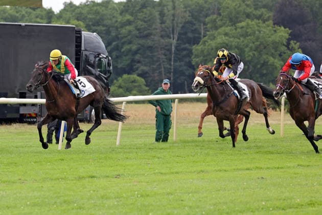 19.07.2026, Hoppegarten, Brandenburg, GER - Nastaria mit Jozef Bojko gewinnt das Fuerstenberg-Rennen. Galopprennbahn Hoppegarten. () 260719D703HOPPEGARTEN.JPG *** July 19, 2026, Hoppegarten, Brandenburg, GER: Nastaria, ridden by Jozef Bojko, wins the Fuerstenberg Race at Hoppegarten Racetrack 260719D703HOPPEGARTEN JPG