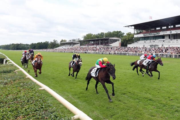 Sport Bilder des Tages 19.07.2026, Hoppegarten, Brandenburg, GER - Nastaria mit Jozef Bojko gewinnt das Fuerstenberg-Rennen. Galopprennbahn Hoppegarten. () 260719D704HOPPEGARTEN.JPG *** July 19, 2026, Hoppegarten, Brandenburg, GER: Nastaria, ridden by Jozef Bojko, wins the Fuerstenberg Race at Hoppegarten Racetrack 260719D704HOPPEGARTEN JPG