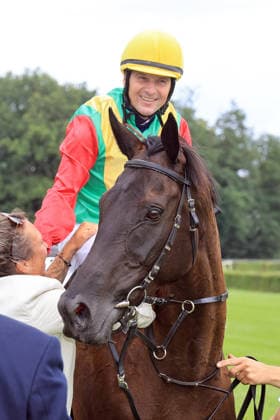 19.07.2026, Hoppegarten, Brandenburg, GER - Nastaria mit Jozef Bojko nach dem Sieg im Fuerstenberg-Rennen. Galopprennbahn Hoppegarten. () 260719D717HOPPEGARTEN.JPG *** July 19, 2026, Hoppegarten, Brandenburg, GER Nastaria with Jozef Bojko after winning the Fuerstenberg Race at Hoppegarten Racetrack 260719D717HOPPEGARTEN JPG