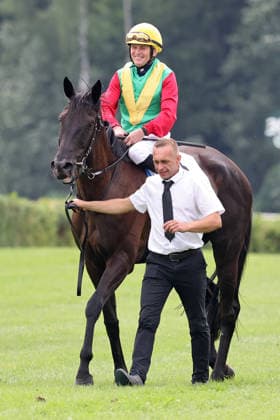 19.07.2026, Hoppegarten, Brandenburg, GER - Nastaria mit Jozef Bojko nach dem Sieg im Fuerstenberg-Rennen. Galopprennbahn Hoppegarten. () 260719D717HOPPEGARTEN.JPG *** July 19, 2026, Hoppegarten, Brandenburg, GER Nastaria with Jozef Bojko after winning the Fuerstenberg Race at Hoppegarten Racetrack 260719D717HOPPEGARTEN JPG