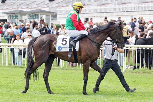 19.07.2026, Hoppegarten, Brandenburg, GER - Nastaria mit Jozef Bojko nach dem Sieg im Fuerstenberg-Rennen. Galopprennbahn Hoppegarten. () 260719D717HOPPEGARTEN.JPG *** July 19, 2026, Hoppegarten, Brandenburg, GER Nastaria with Jozef Bojko after winning the Fuerstenberg Race at Hoppegarten Racetrack 260719D717HOPPEGARTEN JPG