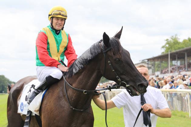 19.07.2026, Hoppegarten, Brandenburg, GER - Nastaria mit Jozef Bojko nach dem Sieg im Fuerstenberg-Rennen. Galopprennbahn Hoppegarten. () 260719D717HOPPEGARTEN.JPG *** July 19, 2026, Hoppegarten, Brandenburg, GER Nastaria with Jozef Bojko after winning the Fuerstenberg Race at Hoppegarten Racetrack 260719D717HOPPEGARTEN JPG