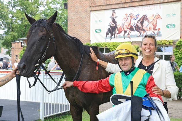 19.07.2026, Hoppegarten, Brandenburg, GER - Nastaria mit Jozef Bojko und Trainerin Anna Schleusner-Fruhriep nach dem Sieg im Fuerstenberg-Rennen. Galopprennbahn Hoppegarten. () 260719D715HOPPEGARTEN.JPG *** July 19, 2026, Hoppegarten, Brandenburg, GER: Nastaria, ridden by Jozef Bojko and trained by Anna Schleusner Fruhriep, after winning the Fuerstenberg Race at the Hoppegarten Racetrack 260719D715HOPPEGARTEN JPG
