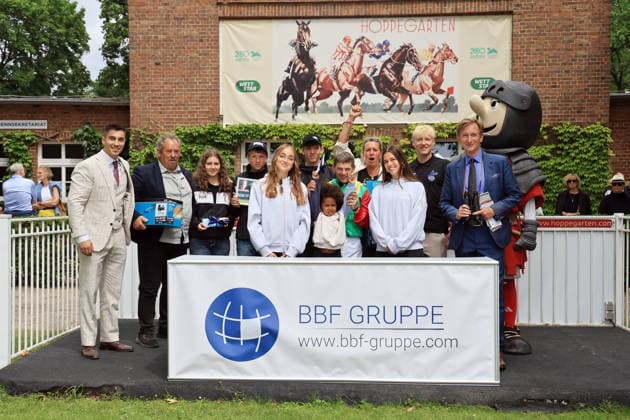 19.07.2026, Hoppegarten, Brandenburg, GER - Siegerehrung: Nastaria mit Jozef Bojko gewinnt das Fuerstenberg-Rennen. Galopprennbahn Hoppegarten. () 260719D704HOPPEGARTEN.JPG *** July 19, 2026, Hoppegarten, Brandenburg, GER Award Ceremony: Nastaria, ridden by Jozef Bojko, wins the Fuerstenberg Race at Hoppegarten Racetrack 260719D704HOPPEGARTEN JPG