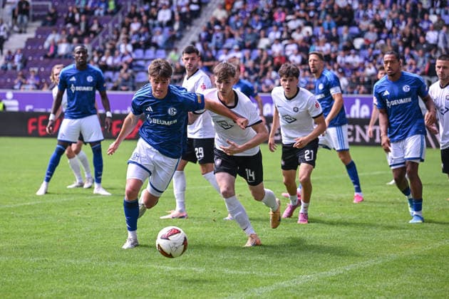 19.07.2026, Fussball, , Saison 2025 2026, Testspiel, FC Erzgebirge Aue - FC Schalke 04, Dylan Leonard (FC Schalke 04), Paul Levi Wagner (FC Erzgebirge Aue) xRHR-FOTO YYx *** July 19, 2026, Soccer, , 2025–2026 Season, Friendly Match, FC Erzgebirge Aue vs. FC Schalke 04, Dylan Leonard (FC Schalke 04), Paul Levi Wagner (FC Erzgebirge Aue) xRHR PHOTO YYx Copyright: KROEGER RHR-FOTOx RHR-FOTO YY