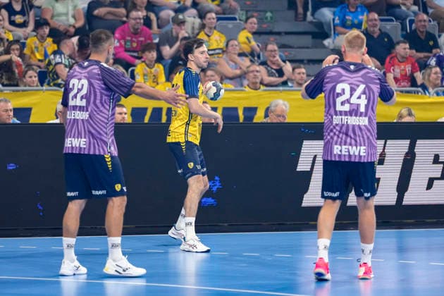 v.li.: Michael Allendorf (Team Apfel, 22), Patrick Groetzki (Team Johnny, 24), Jim Gottfridsson (Team Apfel, 24), Aktion, Action, Spielszene, 19.07.2026, Mannheim (Deutschland), Handball, The Final Roar, Team Johnny - Team Apfel *** From left: Michael Allendorf (Team Apfel), 22; Patrick Groetzki (Team Johnny), 24; Jim Gottfridsson (Team Apfel), 24; Action, Game Scene, July 19, 2026, Mannheim, Germany; Handball; The Final Roar; Team Johnny vs. Team Apfel xozx