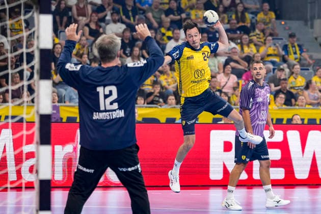 v.li.: Per Sandström (Team Apfel, 12), Patrick Groetzki (Team Johnny, 24), beim Sprungwurf, Wurf, Torwurf, Action, Aktion, Spielszene, 19.07.2026, Mannheim (Deutschland), Handball, The Final Roar, Team Johnny - Team Apfel *** From left: Per Sandström (Team Apfel, 12) and Patrick Groetzki (Team Johnny, 24) during a jump shot, shot, goal attempt, action, game play, July 19, 2026, Mannheim, Germany, handball, The Final Roar, Team Johnny vs. Team Apfel xozx