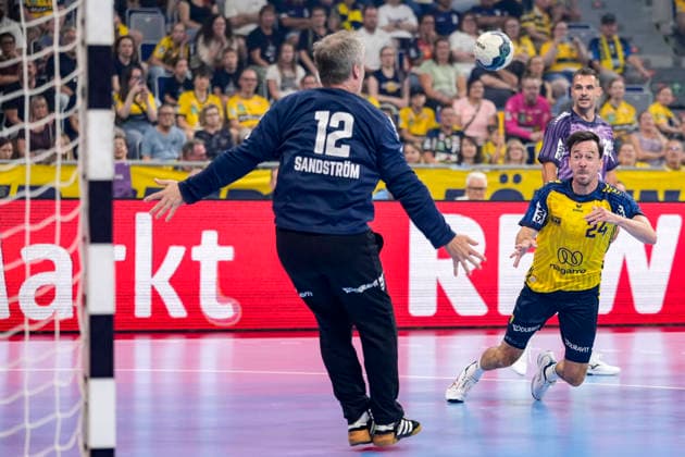 v.li.: Per Sandström (Team Apfel, 12), Patrick Groetzki (Team Johnny, 24), beim Sprungwurf, Wurf, Torwurf, Action, Aktion, Spielszene, 19.07.2026, Mannheim (Deutschland), Handball, The Final Roar, Team Johnny - Team Apfel *** From left: Per Sandström (Team Apfel, 12) and Patrick Groetzki (Team Johnny, 24) during a jump shot, shot, goal attempt, action, game play, July 19, 2026, Mannheim, Germany, handball, The Final Roar, Team Johnny vs. Team Apfel xozx