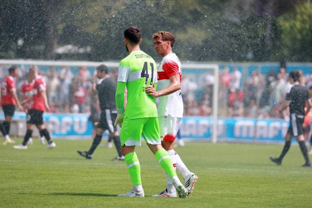 19.07.26 TSG Balingen - VfB Stuttgart Deutschland, Balingen, 19.07.2026, Fussball, Bundesliga, Saison 2026 2027, Testspiel, TSG Balingen - VfB Stuttgart: v.l. Dennis Seimen, Grischa Prömel (beide VfB Stuttgart). *** July 19, 2026 TSG Balingen vs. VfB Stuttgart Germany, Balingen, July 19, 2026, Soccer, Bundesliga, 2026–2027 season, Friendly match, TSG Balingen vs. VfB Stuttgart; from left: Dennis Seimen, Grischa Prömel (both VfB Stuttgart)