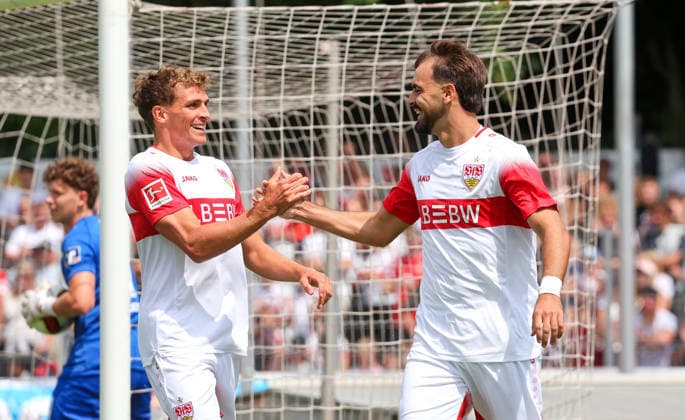 19.07.2026, Deutschland, Balingen, Fußball Bundesliga, Saison 2026 2027, Testspiel, TSG Balingen vs. VfB Stuttgart, Jubel nach dem 0:1 Tor, v.l. Grischa Prömel, Torschütze Jovan Milosevic (VfB) *** July 19, 2026, Germany, Balingen, Bundesliga, 2026–2027 season, Friendly match, TSG Balingen vs. VfB Stuttgart, Celebrations after the 0–1 goal, from left: Grischa Prömel, goal scorer Jovan Milosevic (VfB)