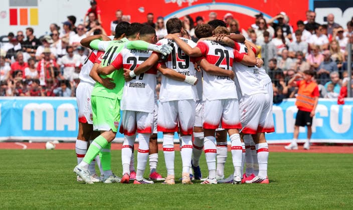 19.07.2026, Deutschland, Balingen, Fußball Bundesliga, Saison 2026 2027, Testspiel, TSG Balingen vs. VfB Stuttgart, VfB bildet einen Kreis *** July 19, 2026, Germany, Balingen, Bundesliga, 2026–2027 season, Friendly Match, TSG Balingen vs. VfB Stuttgart, VfB forms a circle