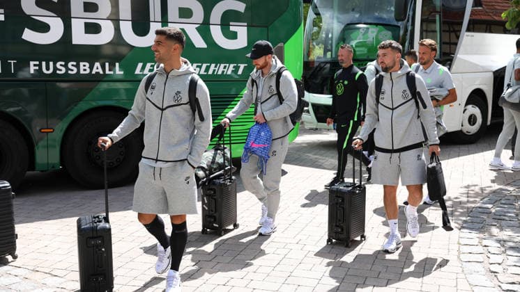 VfL Trainingslager, Weimarer Land Blankenhain, 19.07.2026, Fußball, Herren, Saison 2026 2027, 2. BL, VfL Wolfsburg, Sommer-Trainingslager: Tag 1. Ankunft, Konstantinos Koulierakis (VfL Wolfsburg), Maximilian Arnold (VfL Wolfsburg), Physiotherapeut Alex Jura (VfL Wolfsburg) Weimarer Land Niedersachsen Deutschland *** VfL Training Camp, Weimarer Land Blankenhain, July 19, 2026, Soccer, Men s, 2026–2027 Season, 2. Bundesliga, VfL Wolfsburg, Summer Training Camp Day 1: Arrival, Konstantinos Koulierakis (VfL Wolfsburg), Maximilian Arnold (VfL Wolfsburg), Physical Therapist Alex Jura (VfL Wolfsburg), Weimarer Land, Lower Saxony, Germany