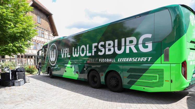 VfL Trainingslager, Weimarer Land Blankenhain, 19.07.2026, Fußball, Herren, Saison 2026 2027, 2. BL, VfL Wolfsburg, Sommer-Trainingslager: Tag 1. Ankunft, VfL Wolfsburg Mannschaftsbus Weimarer Land Niedersachsen Deutschland *** VfL Training Camp, Weimarer Land Blankenhain, July 19, 2026, Soccer, Men s, 2026–2027 Season, 2. Bundesliga, VfL Wolfsburg, Summer Training Camp Day 1: Arrival, VfL Wolfsburg team bus, Weimarer Land, Lower Saxony, Germany