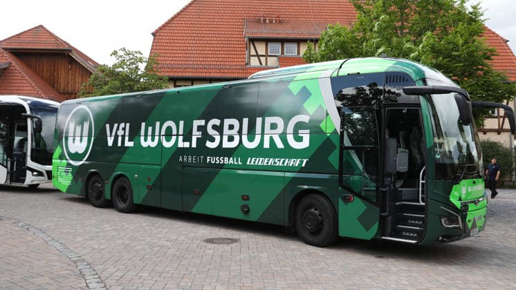 VfL Trainingslager, Weimarer Land Blankenhain, 19.07.2026, Fußball, Herren, Saison 2026 2027, 2. BL, VfL Wolfsburg, Sommer-Trainingslager: Tag 1. Ankunft, VfL Wolfsburg Mannschaftsbus Weimarer Land Niedersachsen Deutschland *** VfL Training Camp, Weimarer Land Blankenhain, July 19, 2026, Soccer, Men s, 2026–2027 Season, 2. Bundesliga, VfL Wolfsburg, Summer Training Camp Day 1: Arrival, VfL Wolfsburg team bus, Weimarer Land, Lower Saxony, Germany