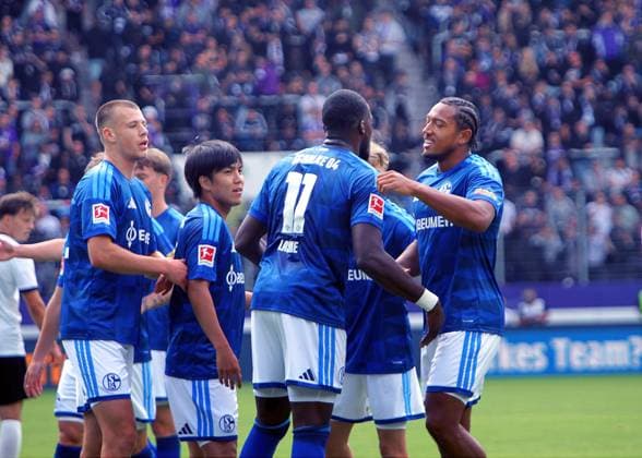 Torschütze Bryan Lasme (Schalke, Nr.11) wird nach dem 0:4 beglückwünscht. Fußball Testspiel FC Erzgebirge Aue - FC Schalke 04 am 19.7.2026 Erzgebirge Aue - Schalke 04 *** Goal scorer Bryan Lasme of Schalke, No. 11, is congratulated after the 0–4 soccer friendly match between FC Erzgebirge Aue and FC Schalke 04 on July 19, 2026. Erzgebirge Aue Schalke 04