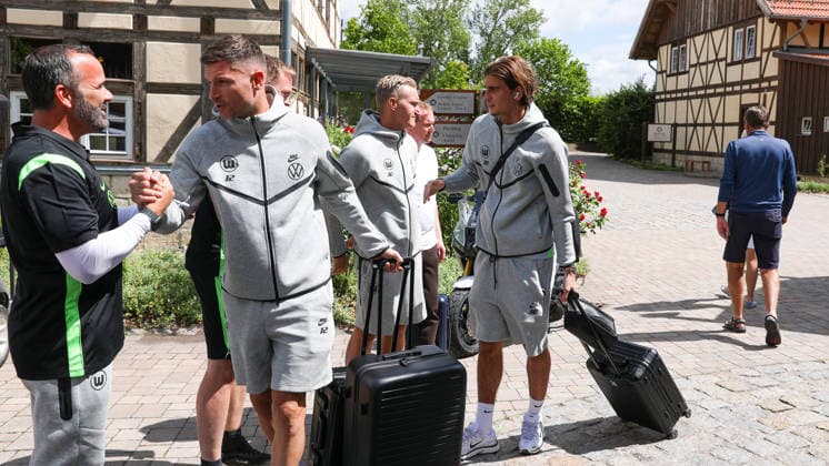 VfL Trainingslager, Weimarer Land Blankenhain, 19.07.2026, Fußball, Herren, Saison 2026 2027, 2. BL, VfL Wolfsburg, Sommer-Trainingslager: Tag 1. Ankunft, Chiropraktor Alexander Steinbrenner (VfL Wolfsburg), Torwart Pavao Pervan (VfL Wolfsburg), Torwart Jakub Zielinski (VfL Wolfsburg) Weimarer Land Niedersachsen Deutschland *** VfL Training Camp, Weimarer Land Blankenhain, July 19, 2026, Soccer, Men s, 2026–2027 Season, 2. Bundesliga, VfL Wolfsburg, Summer Training Camp Day 1: Arrival, Chiropractor Alexander Steinbrenner (VfL Wolfsburg), Goalkeeper Pavao Pervan (VfL Wolfsburg), Goalkeeper Jakub Zielinski (VfL Wolfsburg), Weimarer Land, Lower Saxony, Germany
