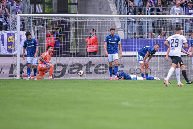 19.07.2026, Fussball, , Saison 2025 2026, Testspiel, FC Erzgebirge Aue - FC Schalke 04, Chadi Ramadan (FC Erzgebirge Aue) erzielt das Tor zum 2:4, Die Spieler des FC Schalke 04 sind enttäuscht, xRHR-FOTO YYx *** July 19, 2026, Soccer, , 2025–2026 Season, Friendly Match, FC Erzgebirge Aue vs. FC Schalke 04, Chadi Ramadan of FC Erzgebirge Aue scores the goal to make it 2–4, The FC Schalke 04 players are disappointed, xRHR PHOTO YYx Copyright: KROEGER RHR-FOTOx RHR-FOTO YY
