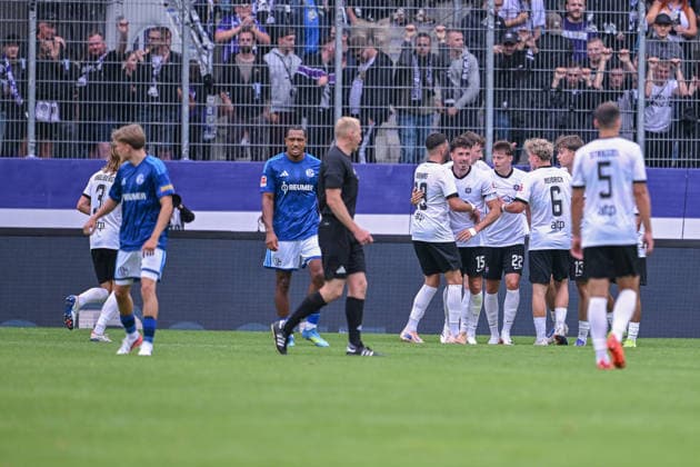 19.07.2026, Fussball, , Saison 2025 2026, Testspiel, FC Erzgebirge Aue - FC Schalke 04, Chadi Ramadan (FC Erzgebirge Aue) erzielt das Tor zum 2:4, Die Spieler des FC Schalke 04 sind enttäuscht, xRHR-FOTO YYx *** July 19, 2026, Soccer, , 2025–2026 Season, Friendly Match, FC Erzgebirge Aue vs. FC Schalke 04, Chadi Ramadan of FC Erzgebirge Aue scores the goal to make it 2–4, The FC Schalke 04 players are disappointed, xRHR PHOTO YYx Copyright: KROEGER RHR-FOTOx RHR-FOTO YY