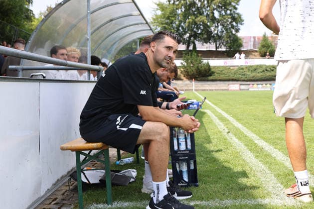Fussball, Herren, Saison 2026 2027, TSV Aindling - TSV 1860 München, Testspiel, Vorbereitung Alper Kayabunar, Trainer (TSV 1860 München) sitzend auf der Traonerbank *** Soccer, Men s, 2026–2027 Season, TSV Aindling vs. TSV 1860 Munich, Friendly Match, Preseason; Alper Kayabunar, Coach of TSV 1860 Munich, sitting on the bench