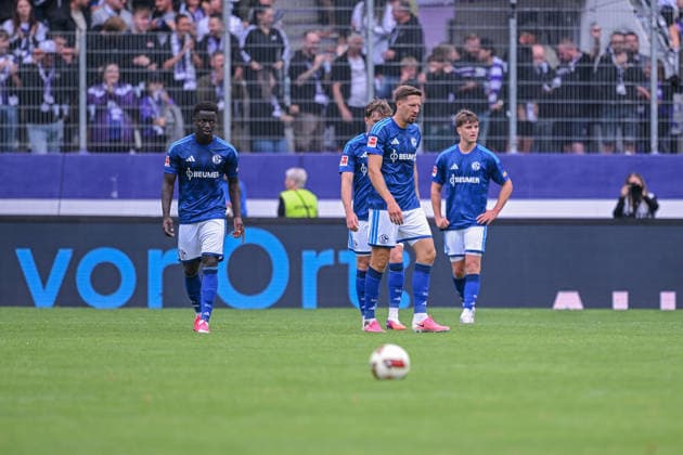 19.07.2026, Fussball, , Saison 2025 2026, Testspiel, FC Erzgebirge Aue - FC Schalke 04, Chadi Ramadan (FC Erzgebirge Aue) erzielt das Tor zum 2:4, Die Spieler des FC Schalke 04 sind enttäuscht, Christian Gomis (FC Schalke 04), Janik Bachmann (FC Schalke 04) xRHR-FOTO YYx *** July 19, 2026, Soccer, , 2025–2026 Season, Friendly Match, FC Erzgebirge Aue vs. FC Schalke 04, Chadi Ramadan of FC Erzgebirge Aue scores the goal to make it 2–4, The FC Schalke 04 players are disappointed; Christian Gomis (FC Schalke 04), Janik Bachmann (FC Schalke 04) xRHR PHOTO YYx Copyright: KROEGER RHR-FOTOx RHR-FOTO YY