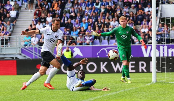 Erz.Aue - Schalke 04 Testspiel Aue, 19.07.2026, eins-Erzgebirgsstadion, Fussball, Testspiel , FC Erzgebirge Aue vs. FC Schalke 04 , Im Bild v.l.: Bastian Strietzel (5, Aue) foult Christian Gomis ( 7, Schalke). Strafstoß. , *** Erz Aue vs. Schalke 04 Friendly Match, Aue, July 19, 2026, at Erzgebirgsstadion, Soccer, Friendly Match, FC Erzgebirge Aue vs. FC Schalke 04, Pictured from left: Bastian Strietzel 5, Aue fouls Christian Gomis (7), Schalke penalty kick, Picture Point